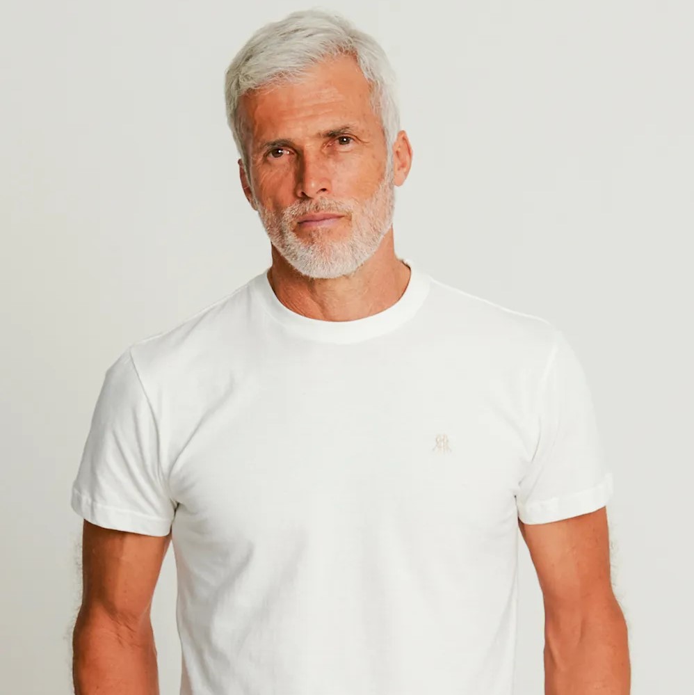 Modelo usando camiseta branca