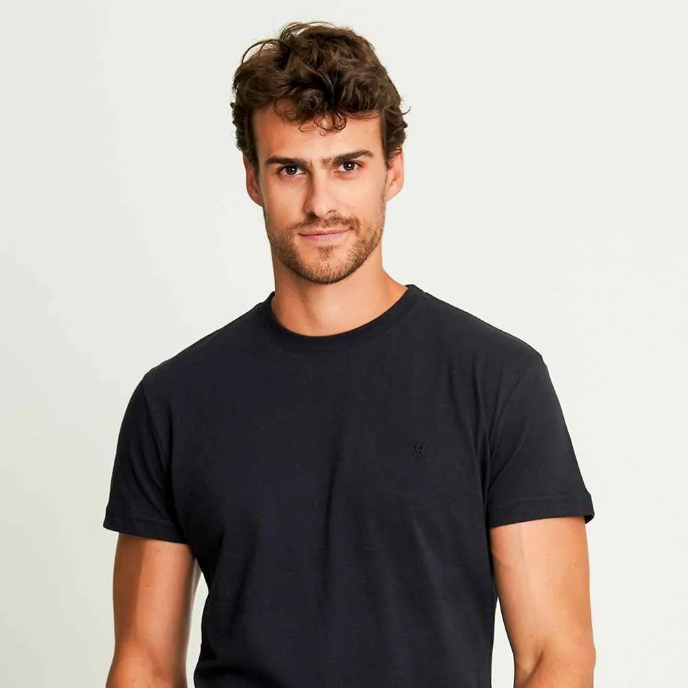 Modelo usando camiseta preta